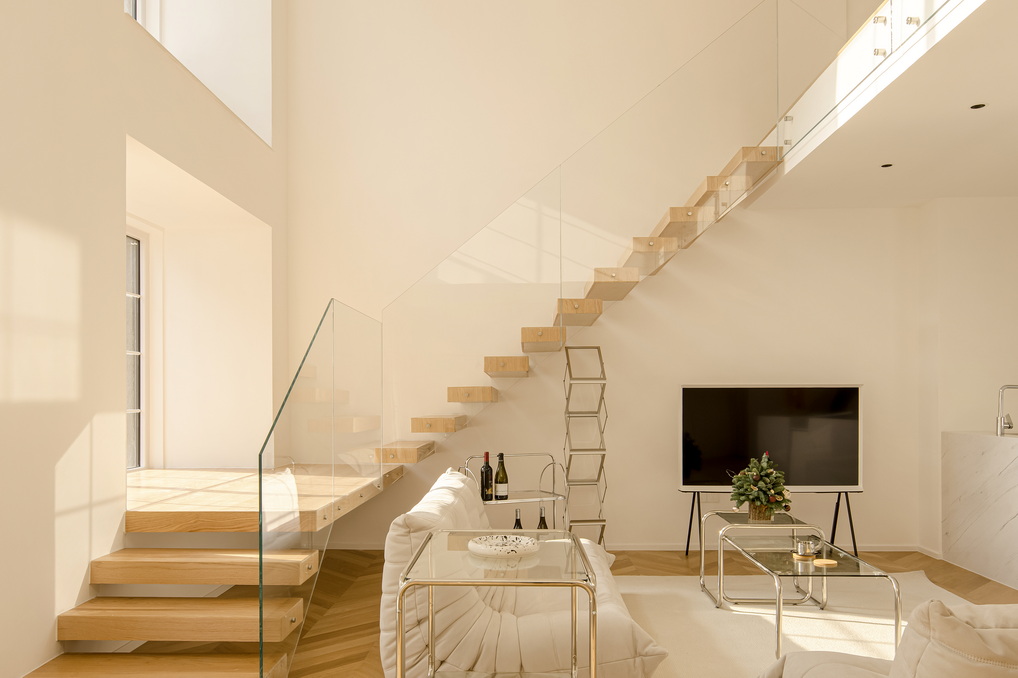 5.5米挑高！她把復(fù)式家裝爆改成服裝工作室，還擁有30萬(wàn)粉絲！